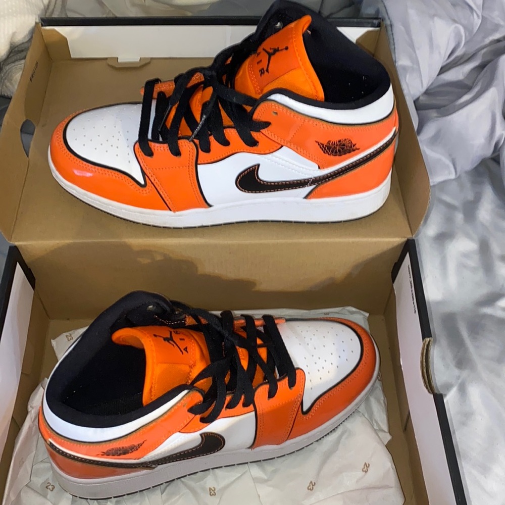 Air Jordan 1 mid SE (turf orange, black & white)